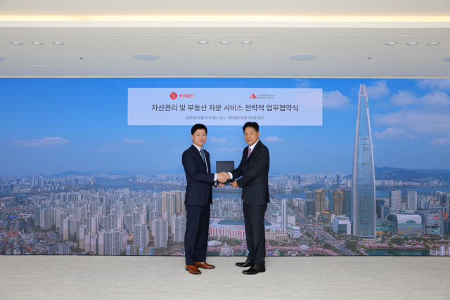 9월 21일 롯데월드타워 113층 EBC에서 쿠시먼앤드웨이크필드 코리아 황점상 대표(오른쪽)와 롯데물산 장재훈 대표가 전략적 업무협약(MOU) 체결 후 기념촬영을 하고 있다