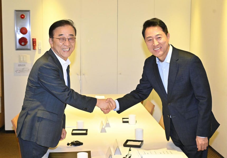김윤덕(왼쪽) 국토교통부 장관과 오세훈 서울시장이 20일 오전 서울 중구 달개비에서 주택공급 관련 회동을 하고 있다. 공동취