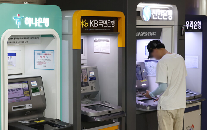 “제발 돈 빼지 마세요”…은행권 예금 금리 줄인상
