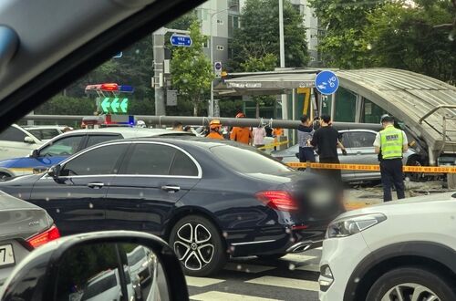 [속보]성남·강릉서 고령 운전자가 몰던 승용차 인도·편의점으로 돌진…2명 다쳐