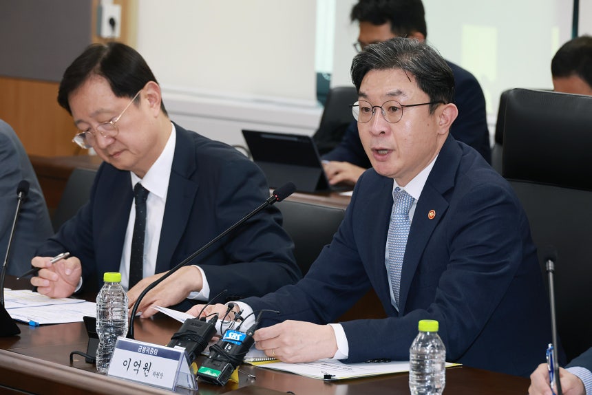 4일 이억원 금융위원장은 정부서울청사에서 금융감독원, 금융보안원, 전 금융업권별 협회, 주요 금융회사 등과 최근 금융권 침해위협 대응을 위해 전 금융권 긴급 점검회의를 개최했다,/사진=금융위원회