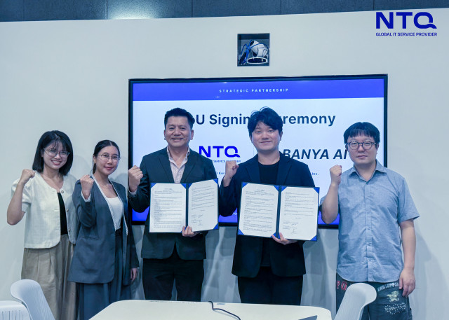 NTQ Korea와 반야AI 관계자들이 업무협약 체결 후 기념 촬영을 하고 있다. 왼쪽 세 번째부터 NTQ Korea Tran Ho Phuong 대표, 반야AI 황병대 대표