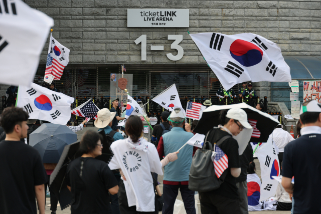 [속보] 가스총 들고 잠실개표소 시위 참여하려던 80대, 경찰에 제지당해