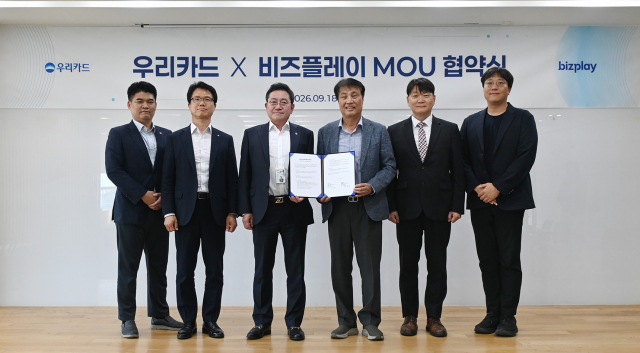 사진 중앙 진성원 우리카드 대표(왼쪽)와 석창규 비즈플레이 대표(오른쪽)가 업무협약 체결 후 기념사진을 촬영하고 있다