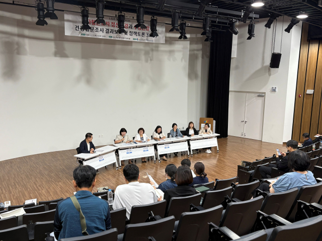 김형주 사무국장을 좌장으로 정희정 구미대학교 사회복지학과 교수, 이미영 경북과학대학교 사회복지계열 교수, 정은영 대구달서지역자활센터장 등이 정책토론에서 의견을 나누고 있다