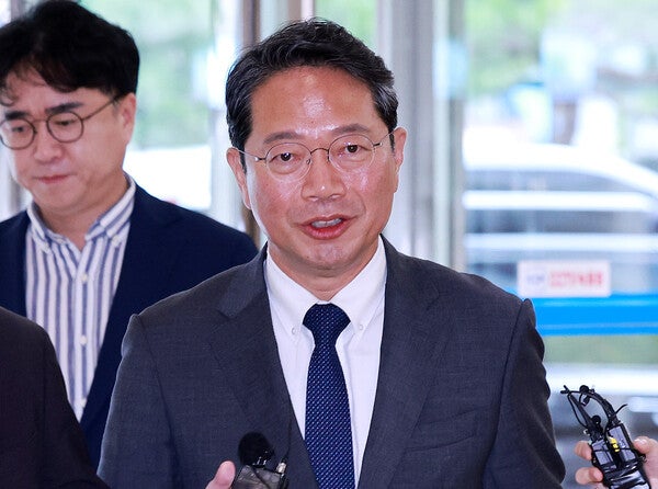 김승원 법무부 장관 후보자가 10일 서울 종로구 적선현대빌딩에 마련된 인사청문회 준비 사무실로 출근하고 있다. photo 뉴스1
