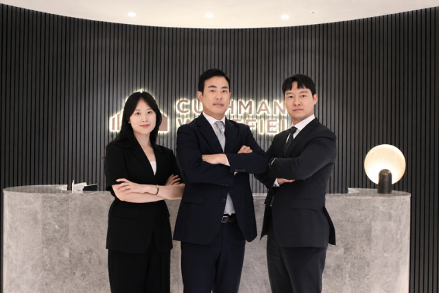 쿠시먼앤드웨이크필드코리아 호스피탈리티 자문서비스팀. 왼쪽부터 정다정 차장, 채상윤 상무, 김희섭 부장
