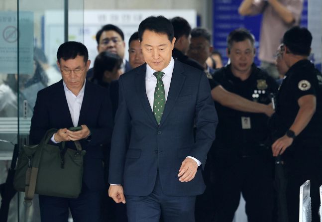 ◆…정치 브로커 명태균씨로부터 여론조사 결과를 받아보고 후원자에게 비용을 대납하게 한 혐의로 기소된 오세훈 서울시장이 22일 오후 서울 서초구 서울중앙지법에서 열린 선고 공판을 마친 뒤 법정을 나서고 있다. [사진=