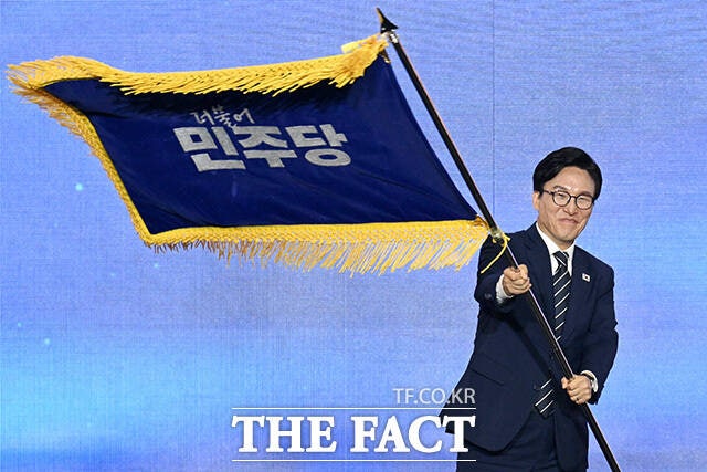 김민석 더불어민주당 대표가 취임 한 달 동안 민생 현장 행보와 당내 소통을 강화하며 집권여당의 역할에 방점을 찍었다. 사진은 김 대표가 지난달 17일 오후 대전 유성구 대전컨벤션센터에서 열린 더불어민주당 제3차 정기