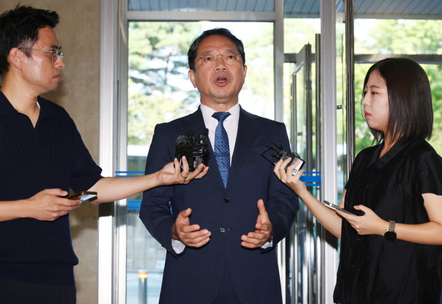 ◇김승원 법무부장관 후보자가 3일 서울 종로구 적선현대빌딩에 마련된 인사청문회 준비 사무실로 출근하며 취재진 질문에 답하고 있다. 2026.9.3 연합뉴스.