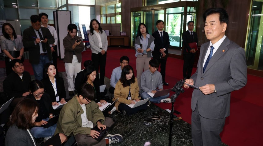 정동영 통일부 장관은 2일 ″비무장 지대 지뢰폭발 사고로 국군장병들이 피해를 입은 것에 대해 북한이 사과해야 한다는 입장이며, 대북 확성기 방송 재개는 안된다″고 말했다. 뉴스1