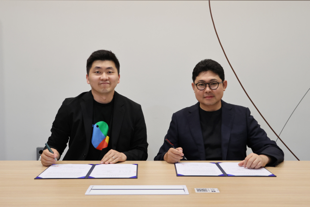 폰드메이커스 박이래 대표(왼쪽)와 리브위드 장준영 대표가 ‘숲세권 라이브 2호점’ 오픈을 위한 계약서에 서명하고 있다