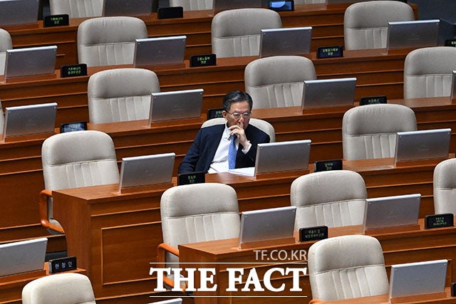 정성호 법무부 장관이 21일 오전 서울 여의도 국회에서 열린 제437회국회(임시회) 제1차 본회의에서 윤석열·김건희에 의한 내란·외환 및 국정농단 행위의 진상규명을 위한 특별검사 임명 등에 관한 법률 일부개정법률안(