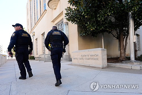 텍사스 포트워스 소재 법원 앞을 지나는 경찰관들 [AP=연합뉴스]