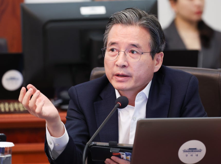 김용범 정책실장이 21일 청와대에서 열린 국무회의에서 발언을 하고 있다./뉴스1