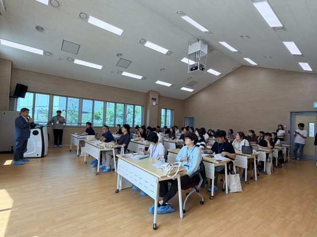 30일 열린 한국교육시설안전원 ‘2026년도 학생배치·학교설립 업무담당자 인사이트 투어’에 참석한 실무자들이 세종 산울초중학교 공간을 견학하며 현장 설명을 듣고 있다(제공=한국교육시설안전원)