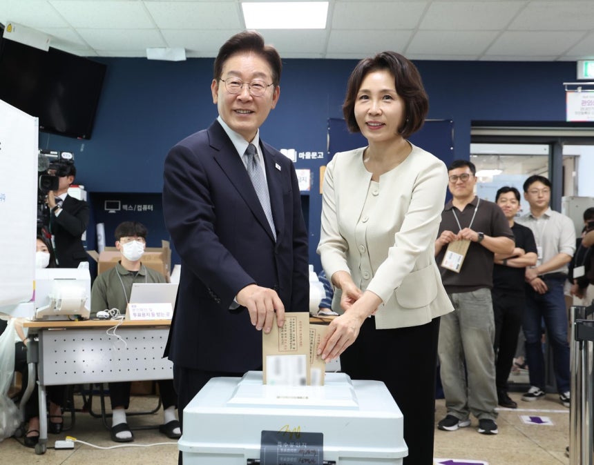 [속보] 李대통령, 삼청동 주민센터서 金여사와 사전투표 완료