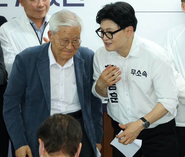 ▲조갑제 조갑제닷컴 대표가 부산 북갑 국회의원 보궐선거에 출마하는 무소속 한동훈 후보 선거사무소 개소식에 참석하고 있다. ⓒ연합뉴스