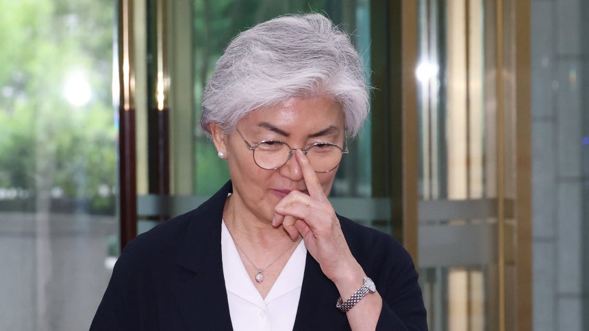 조현 외교부 장관의 지시에 따라 일시귀국한 강경화 주미대사가 15일 종로구 조 장관과의 면담을 위해 외교부 청사로 들어가고 있다. /연합뉴스