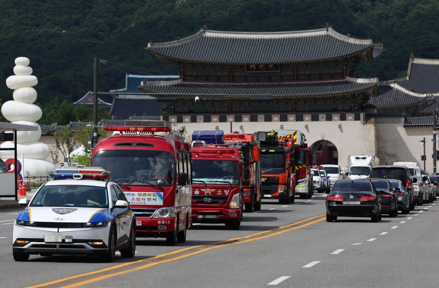지난해 전국 소방차 길 터주기 훈련에 참여한 서울 종로소방서 차량이 2025년 8월20일 세종대로를 지나고 있다. 연합뉴스