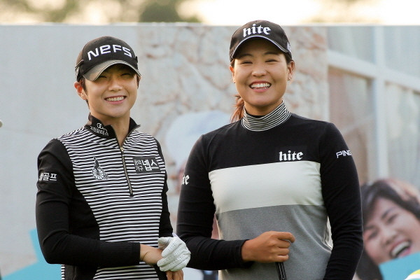 박성현(왼쪽)과 전인지가 환한 미소를 짓고 있다. /하나금융그룹 및 LPGA KEB하나은행 챔피언십 대회본부 제공