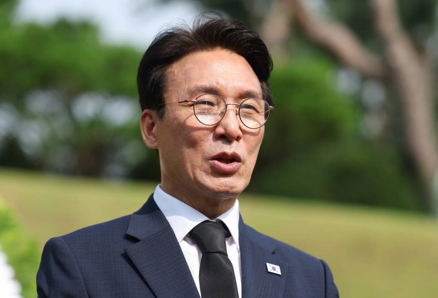 더불어민주당 당권주자인 김민석 전 국무총리가 17일 서울 동작구 국립서울현충원 김대중 전 대통령 묘소 참배를 마친 뒤 발언하고 있다. 연합뉴스
