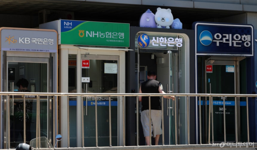 5대 시중은행 가계대출이 이달 들어 3조원 가까이 늘어난 23일 오후 서울 시내의 한 건물에 시중은행 ATM 기계가 보이고 있다./사진=뉴시스 /사진=이영환