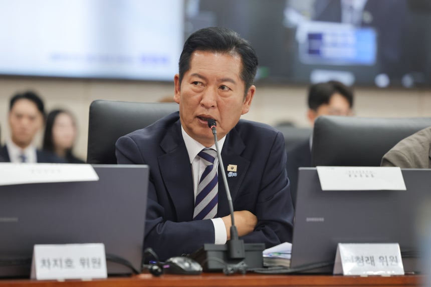 정청래 더불어민주당 의원이 7일 서울 종로구 남북회담본부에서 열린 외교통일위원회 국정감사에서 정동영 통일부 장관에게 질의하고 있다. 연합뉴스
