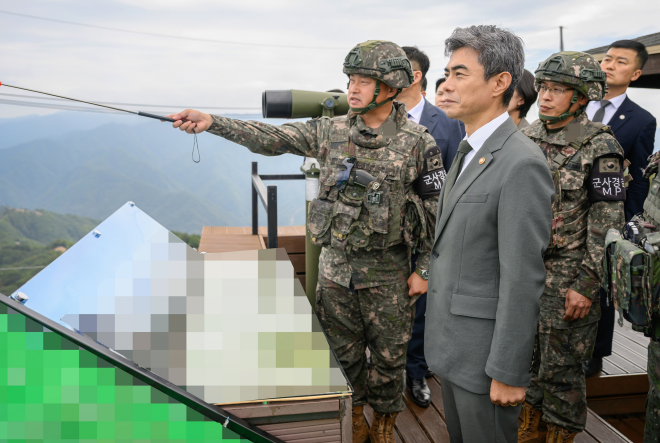 전방 부대 방문한 국방장관 - 강신철 국방부 장관이 추석연휴 첫날인 24일 중동부전선 최전방 육군 제7보병사단을 방문, 부대 관계자로부터 설명을 듣고 있다. 2026.9.24 국방부 제공