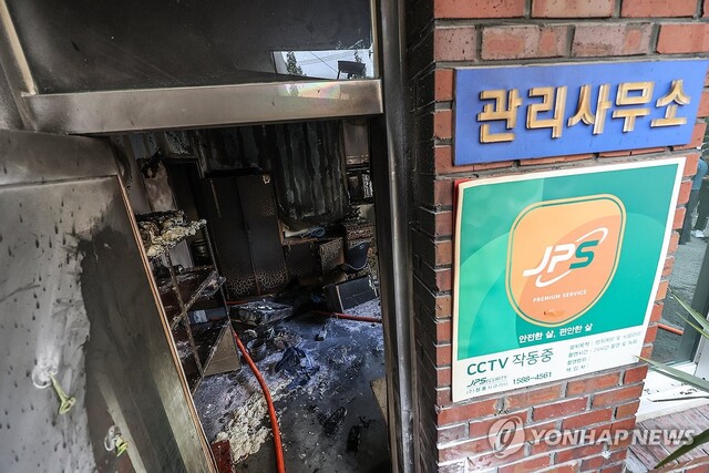◇23일 오전 8시 29분께 경북 경산시 사동 한 아파트 관리실 안에서 폭발 추정 사고가 난 모습. 2026.7.23 사진=연합뉴스