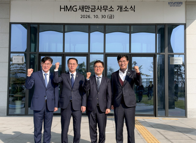 10월 30일 전북 군산시 자동차융합기술원 미래모빌리티테크센터에서 열린 HMG 새만금사무소 개소식에서 왼쪽부터 김재준 군산시장, 문성요 새만금개발청장, 신승규 현대차그룹 RH PMO 담당 부사장, 이원택 전북특별자치도지사가 현판 제막 및 제막 후 기념 촬영을 하고 있다