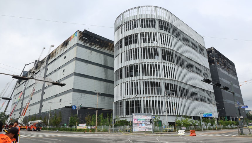 지난 21일 오후 인천 서해구 석남동 쿠팡 물류센터에서 화재 진압하던 소방 고가 사다리차들이 방수를 멈추고 있다. 소방당국은 전날 오후 8시쯤 화재 발생 61시간 만에 큰불을 잡고 잔불 정리 중인 초진 단계에 들어갔