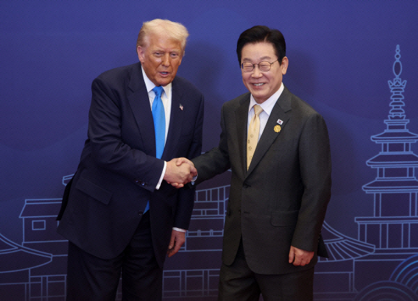 지난해 APEC 리더스 실무협의 만찬에서 이재명 대통령과 도널드 트럼프 미국 대통령이 기념사진을 촬영하고 있다. 연합뉴스