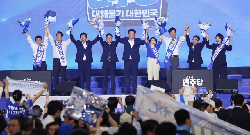 더불어민주당 대표와 새 지도부를 선출하는 제3차 전당대회가 열린 17일 대전 유성구 대전컨벤션센터에서 김민석 신임 당대표와 신임 최고위원, 정청래, 송영길 당대표 후보, 최고위원 후보들이 기념촬영을 하고 있다. 임현