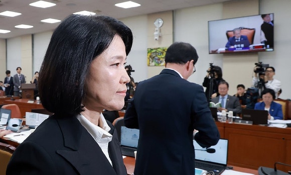 12일 국회 과학기술정보방송통신위원회 전체회의에서 위원장인 더불어민주당 송기헌 의원이 국민의힘 이진숙 의원을 방송미디어통신위원회 국정감사에서 배제하는 제척의 건 표결을 진행하자 이 의원 등 국민의힘 과방위원들이 회의