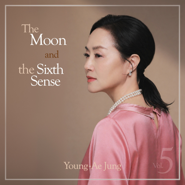 버클리 음대 출신의 재즈 보컬리스트 정영애의 신보 ‘The Moon and the Sixth Sense’ 재킷. 수록곡 ‘Rabbit and Desert Fox(토끼와 사막여우)’는 두 동물의 생존을 건 질주를 통해 인간 역시 끝까지 포기하지 않는다면 예상을 뛰어넘는 결과를 만들어낼 수 있다는 메시지를 담고 있다. 정통 재즈의 깊이와 현대적 감각을 결합한 이번 앨범은 9월 30일 국내외 주요 음원 플랫폼을 통해 전 세계 150여 개국에 동시 발매된다. 정영애는 밴드 정영애 Jazz Republic의 리더로 활동하고 있다. 정규 앨범 ‘The Man I Love’(2013), ‘Because I Love You’(2016), ‘Songs for My Father’(2019), ‘Arirang Cantata’(2022)를 발표했으며 현재 세종대학교에서 ‘K-POP Music과 Vocal Training’을 가르치고 있다