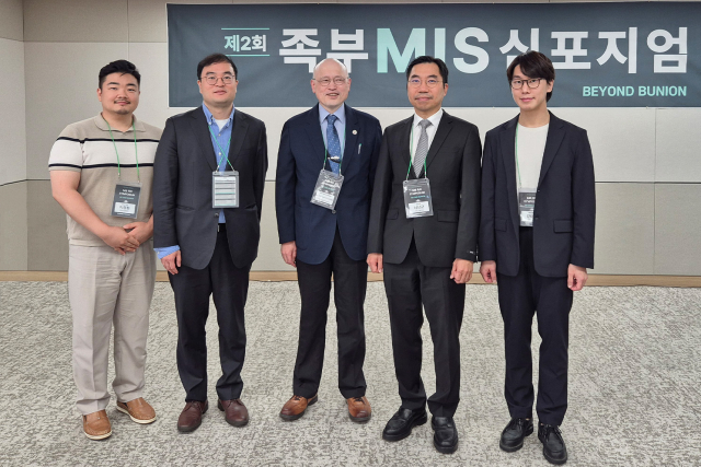 SNU서울병원 족부전담팀이 ‘제2회 족부 최소침습수술(MIS) 심포지엄’에서 일본 나도가야병원의 토시노리 쿠라시게(Toshinori Kurashige) 박사와 최소침습 무지외반증 수술에 대한 국제 학술 교류를 이어갔다(사진=SNU서울병원)