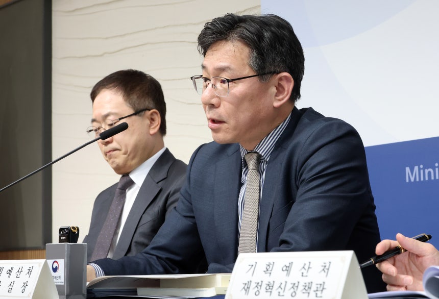 조용범 기획예산처 예산실장이 지난 26일 세종시 정부세종청사에서 2027년도 예산안 편성지침 및 기금운용계획안 작성지침을 설명하고 있다.뉴시스 제공