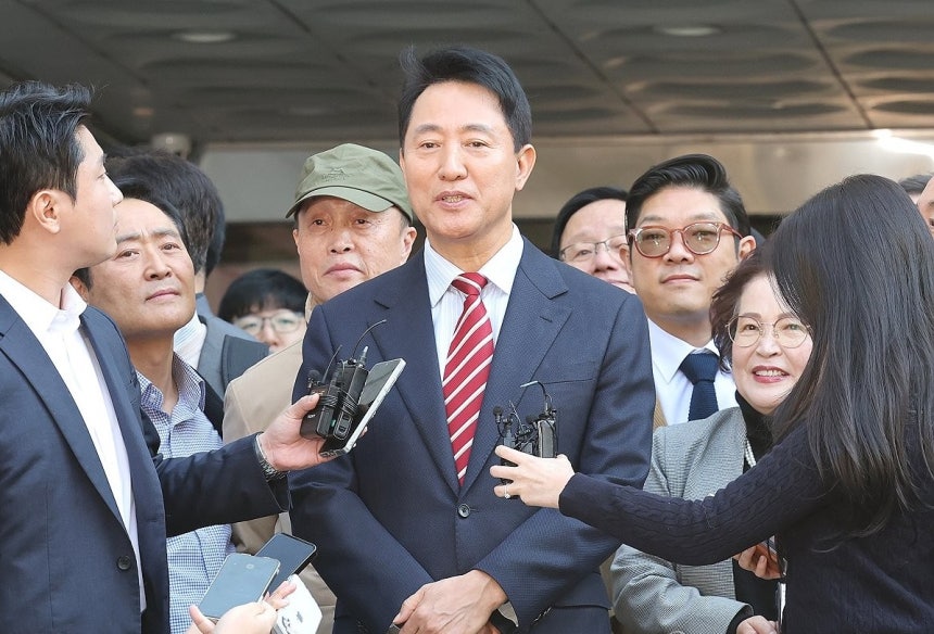 오세훈 서울시장이 지난 23일 서울고법에서 열린 '명태균 여론조사 대납 의혹 사건' 항소심 선고 공판 뒤 무죄 판결과 관련해 입장을 밝히고 있다. 연합뉴스