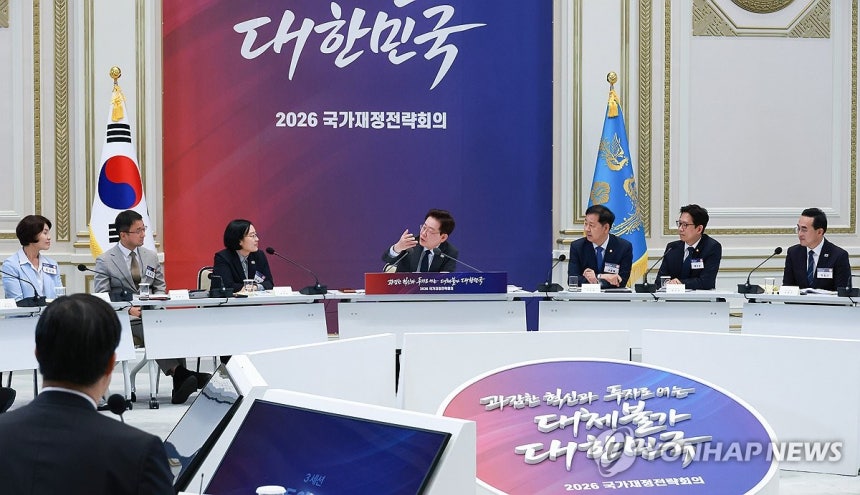 국가재정전략회의, 발언하는 이재명 대통령
(서울=연합뉴스) 한상균 기자 = 이재명 대통령이 13일 청와대에서 열린 국가재정전략회의에서 발언하고 있다. 2026.7.13 xyz@yna.co.kr