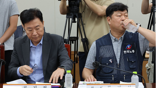  7일 정부세종청사 최저임금위원회에서 열린 제12차 전원회의에서 근로자위원인 류기섭 한국노총 사무총장이 물을 마시고 있다. 왼쪽은 류기정 한국경영자총협회(경총) 전무. (연합뉴스)