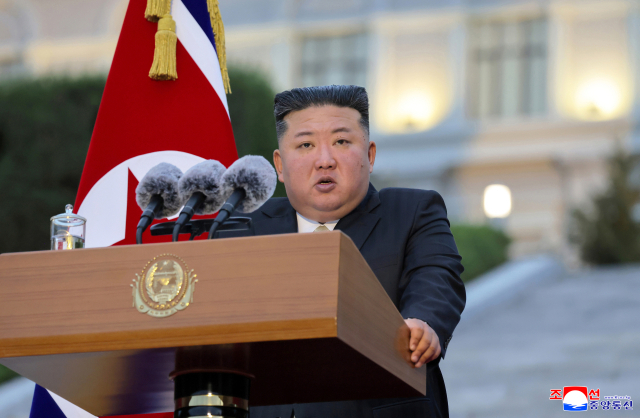 김정은 북한 국무위원장이 지난달 30일 창립 80주년을 맞은 김일성종합대학을 축하방문했다고 조선중앙통신이 1일 보도했다. 연합뉴스