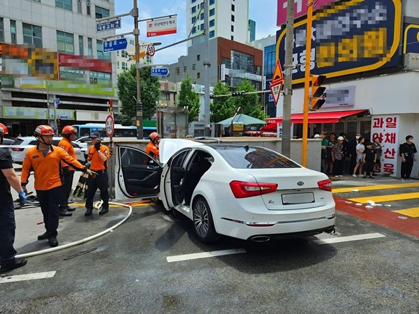 [속보] 부산서 70대 운전자 차량 인도 덮쳐…2명 사망