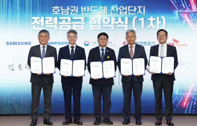 왼쪽부터 김용관 삼성전자 DS부문 경영전략총괄 사장, 민형배 전남광주통합특별시장, 김성환 기후에너지환경부 장관, 김동철 한국전력공사 사장, 염성진 SK하이닉스 커뮤니케이션총괄 사장