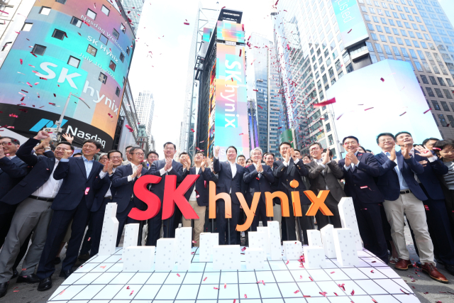 ▲최태원 SK그룹 회장, 곽노정 SK하이닉스 CEO 등 주요 경영진이 SK하이닉스가 나스닥 ADR 거래를 개시된 10일(현지시간) 미국 뉴욕 타임스퀘어 나스닥 타워 앞에서 기념 촬영을 하고 있다. ⓒ연합뉴스