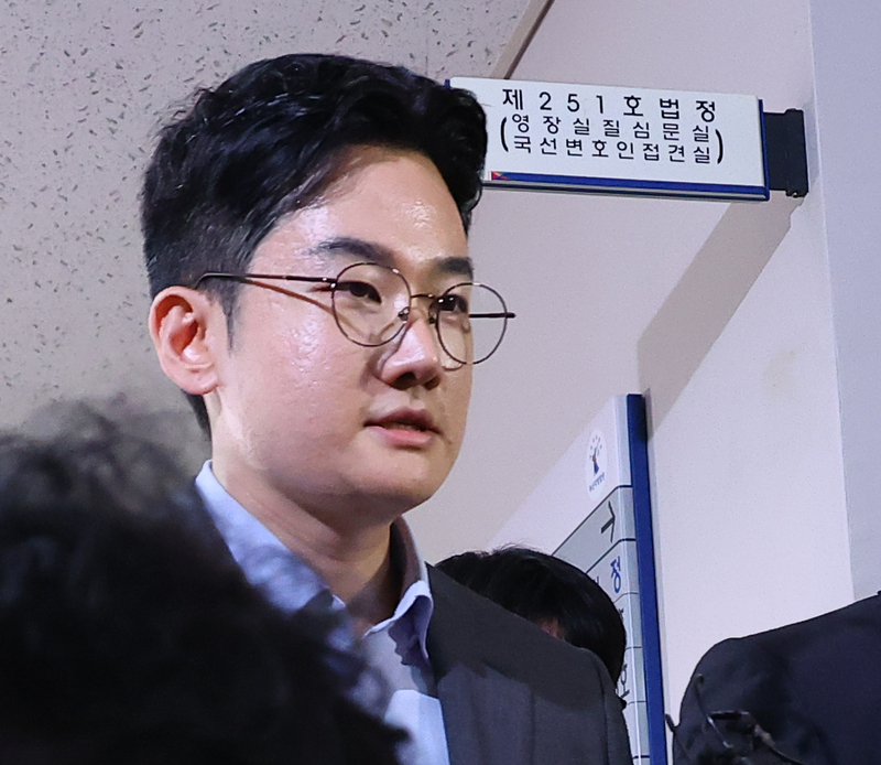 ▲ 지난 6·3 지방선거에서 피습 자작극 혐의를 받는 정이한 전 개혁신당 부산시장 후보가 8일 부산지방법원에 구속 전 피의자 심문(영장실질심사)에 출석하기위해 법정에 들어서고 있다.  연합뉴스