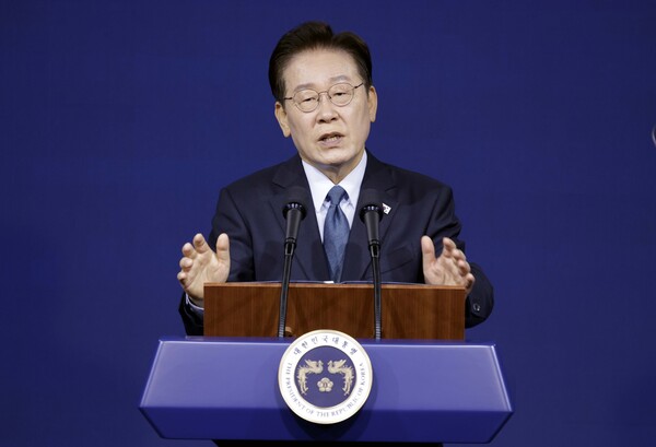 이재명 대통령이 2일 충남 아산에서 열린 충청권 첨단산업 발전비전 국민보고회에서 축사를 하고 있다. photo 뉴스1