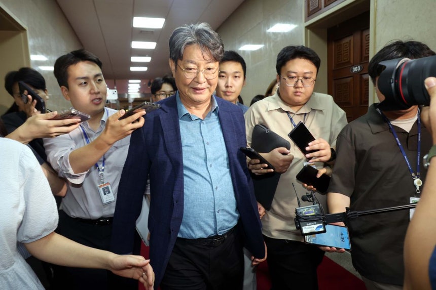 [속보]‘보좌관 폰으로 주식거래’ 이춘석, 불구속 기소