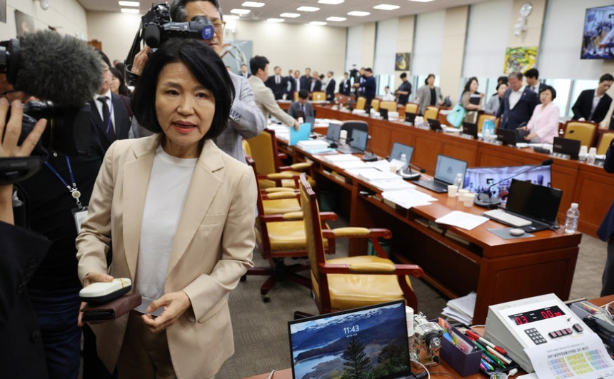 이진숙 국민의힘 의원이 19일 서울 여의도 국회에서 열린 과학기술정보방송통신위원회 전체회의가 정회된 후 송기헌 위원장에게 발언하며 이동하고 있다. /뉴시스