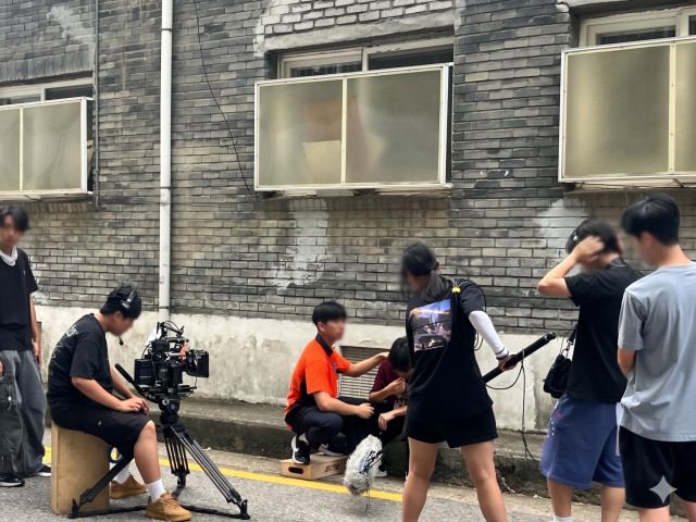 제복영웅 플러스 참여 청소년들이 제복근무자에 대한 감사와 존중의 마음을 담은 영상을 직접 촬영하고 있다
